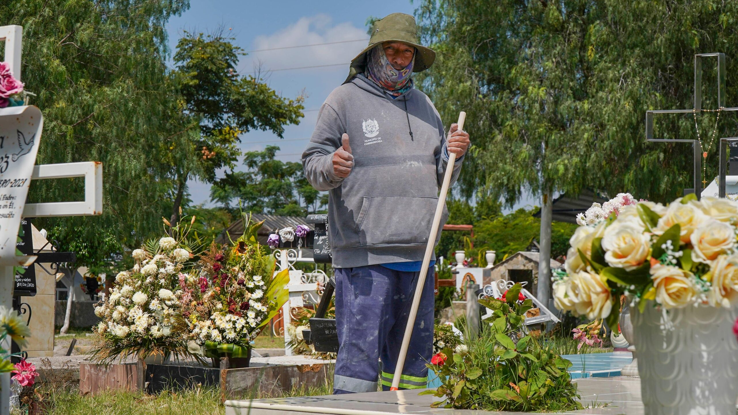 Corregidora y Villahermosa alistan sus panteones para el Día de Muertos